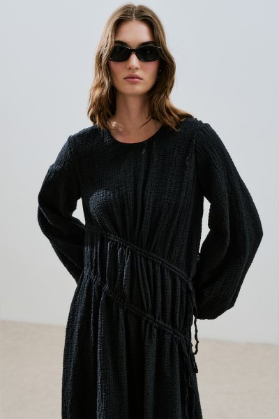 BÜZGÜ BAĞLAMALI DOKULU ELBİSE SİYAH 