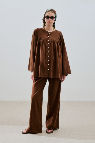 TEXTURED EMBROIDERED SHIRT IN BROWN 