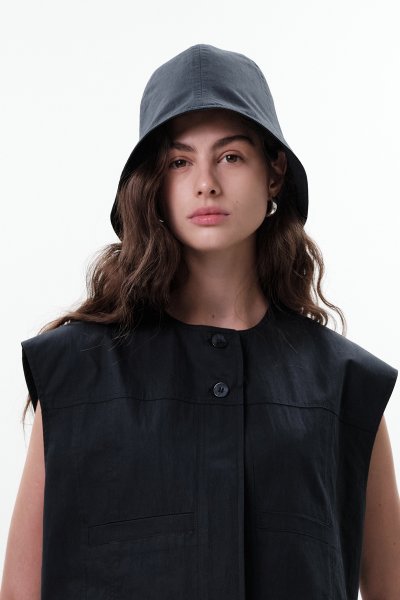 RUBBER DETAILED BUCKET HAT IN NAVY BLUE 