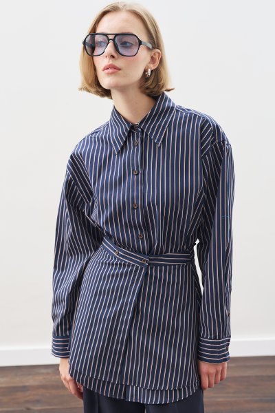 BAĞLAMA AKSESUARLI GÖMLEK LACİVERT ÇİZGİLİ 