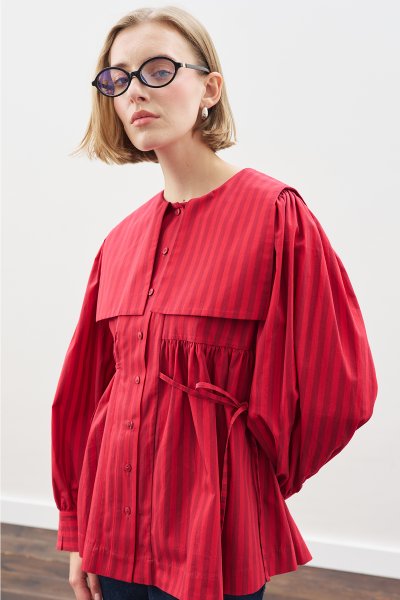 GENİŞ YAKALI KUŞAKLI GÖMLEK KIRMIZI ÇİZGİLİ 