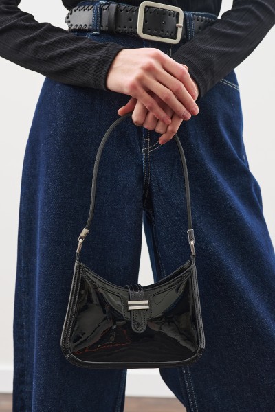 PATENT LEATHER BUCKLE SHOULDER BAG BLACK 