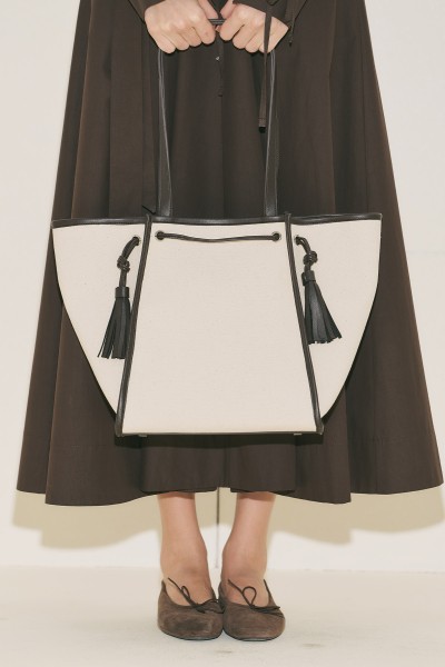 CANVAS TASSEL CITY BAG BROWN
