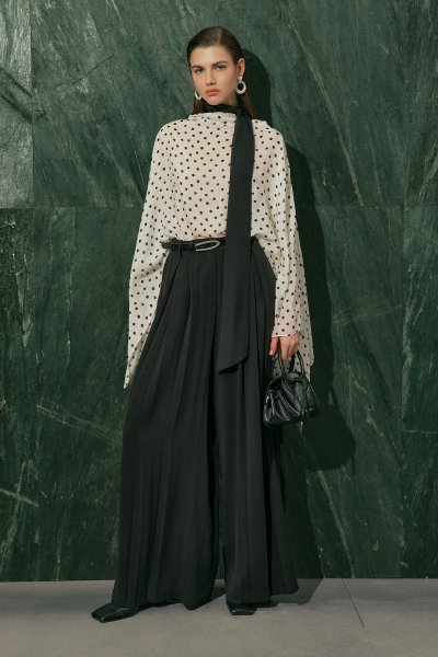 ŞAL DETAYLI DESENLİ BLUZ PUANTİYE 