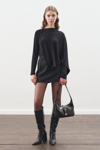 ŞAL DETAYLI DÖKÜMLÜ BLUZ SİYAH 