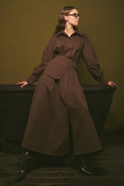 KEMER DETAYLI PİLELİ ELBİSE KAHVERENGİ 