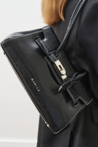 BUCKLE DETAIL FLAP BAG BLACK 